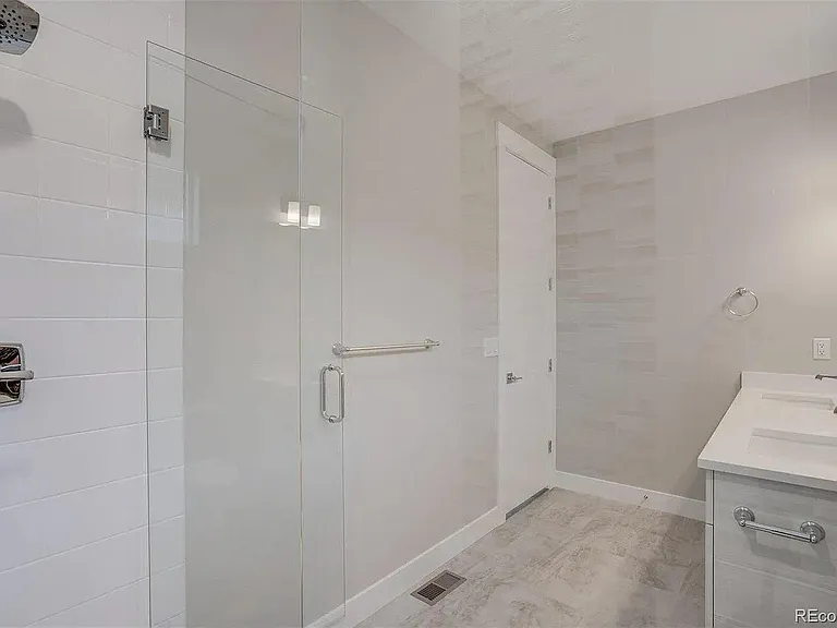 6009 Benton St — Photo 15