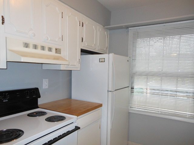 Kitchen equipped w. new electric stove, refrigerator, dishwa