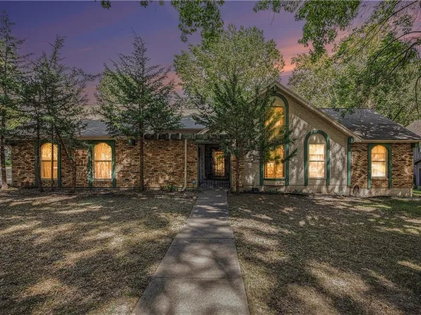 10301 Howe Dr, Leawood, KS 66206