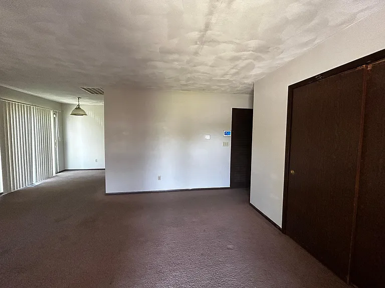 102 Derbyshire Dr — Photo 4