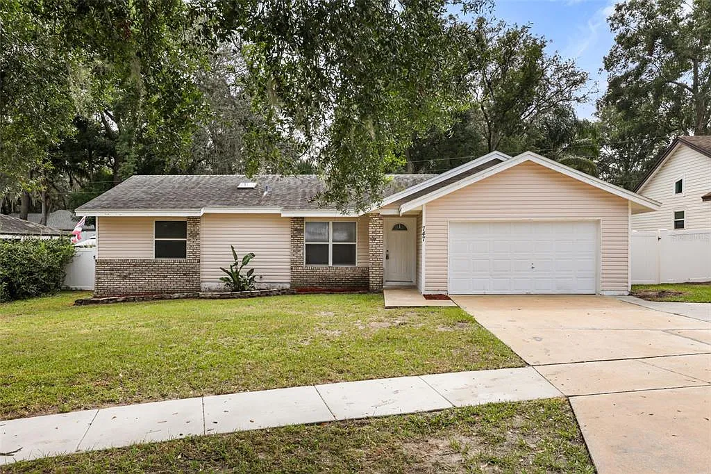 3 bed, 2.0 bath, 1090 sqft, $1,950 — Photo 1