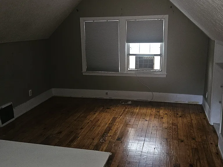2714 Elmwood St — Photo 9