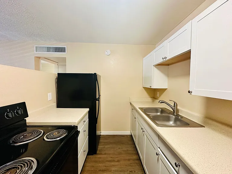 Bel Air Apartments — Photo 19