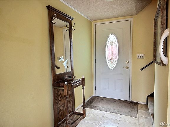 The nice entry to the home with marble tile flooring.