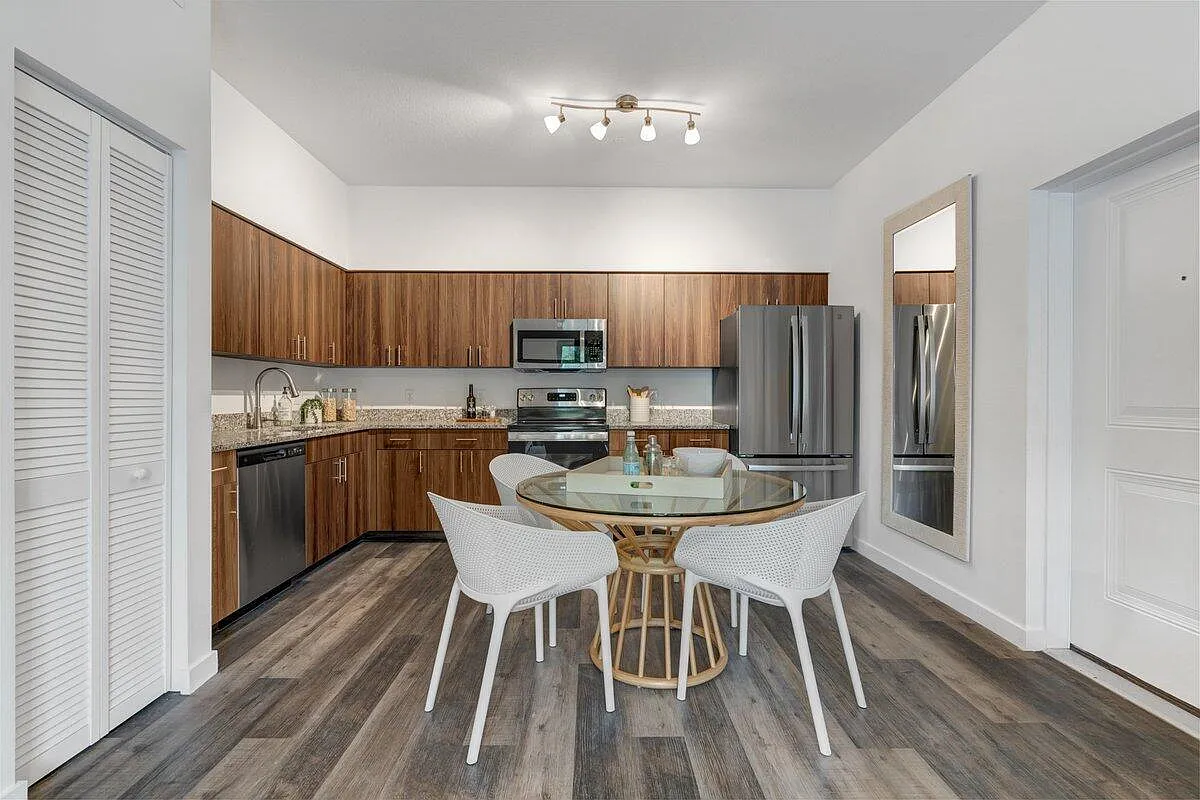 3 bed, 2.0 bath, 1100 sqft, $2,350 — Photo 4