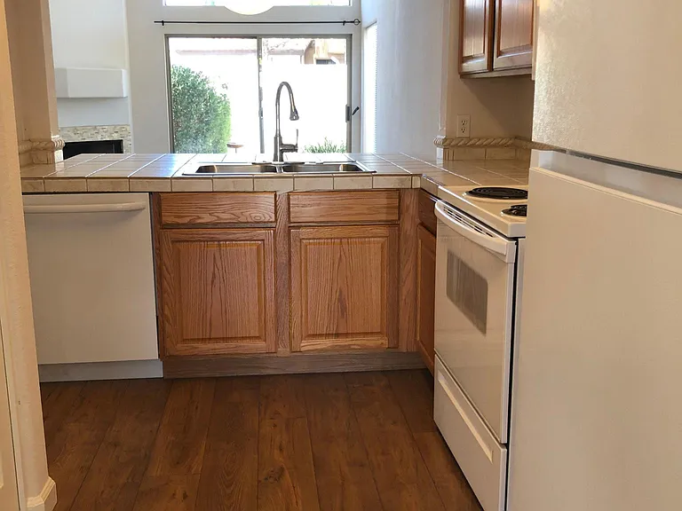 5626 E Kelton Ln — Photo 4