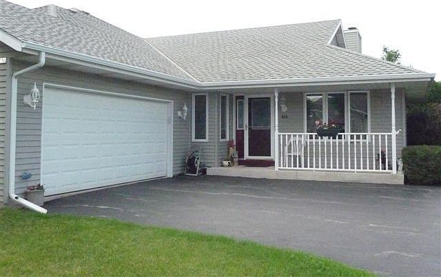 Bright and Spacious Ranch Condo!