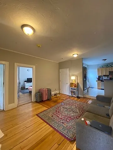 5 bed, 1.0 bath, 1340 sqft, $4,400 — Photo 3
