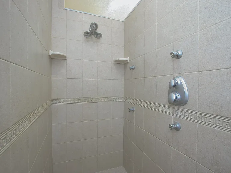 55 Velma Dr W — Photo 38
