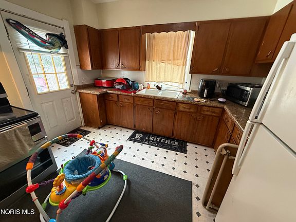 3rd image of 3827 Lockwood Ave