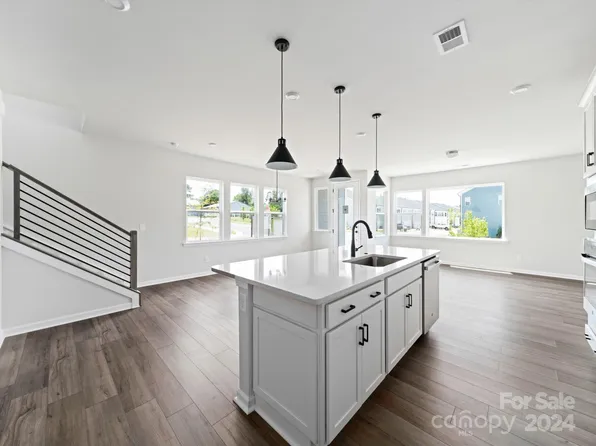 112 E Berkeley Ave, Mooresville, NC 28117