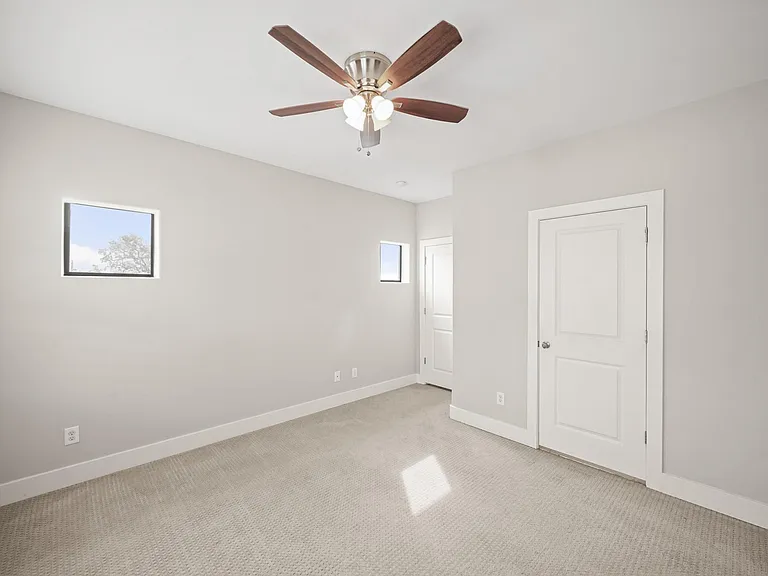 2547 Calumet St — Photo 26