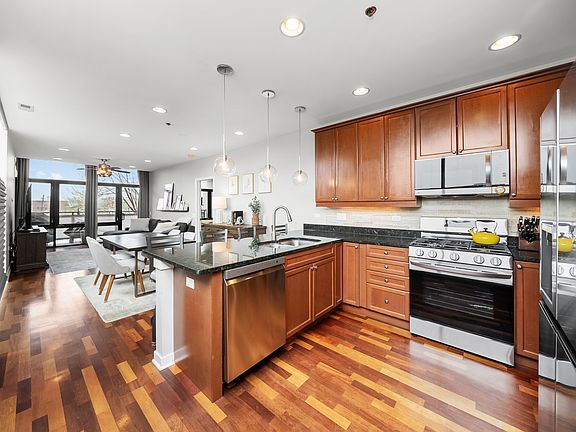 5th image of 3946 N Ravenswood Ave APT 406