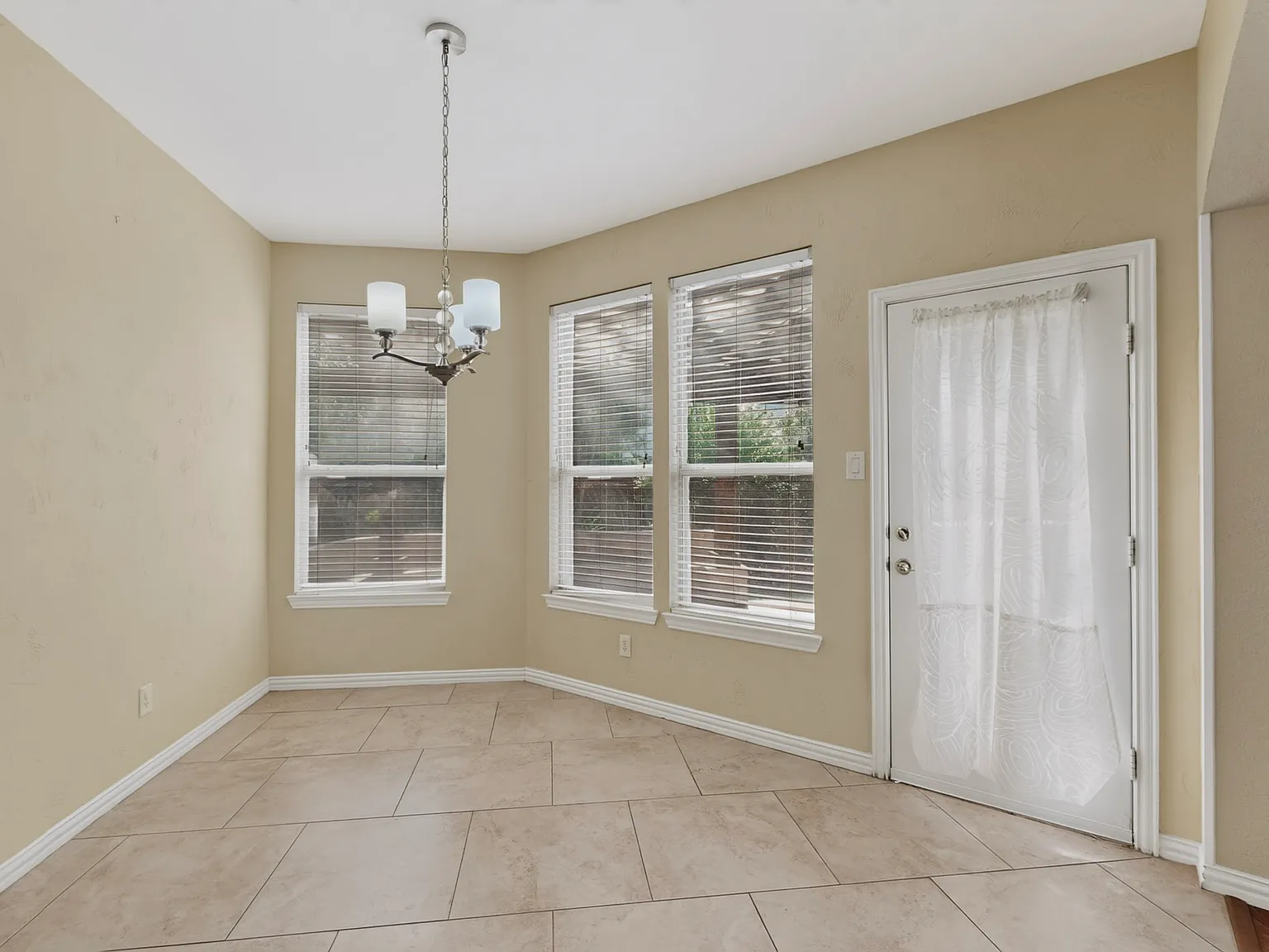 4 bed, 3402 sqft, $3,495 — Photo 3