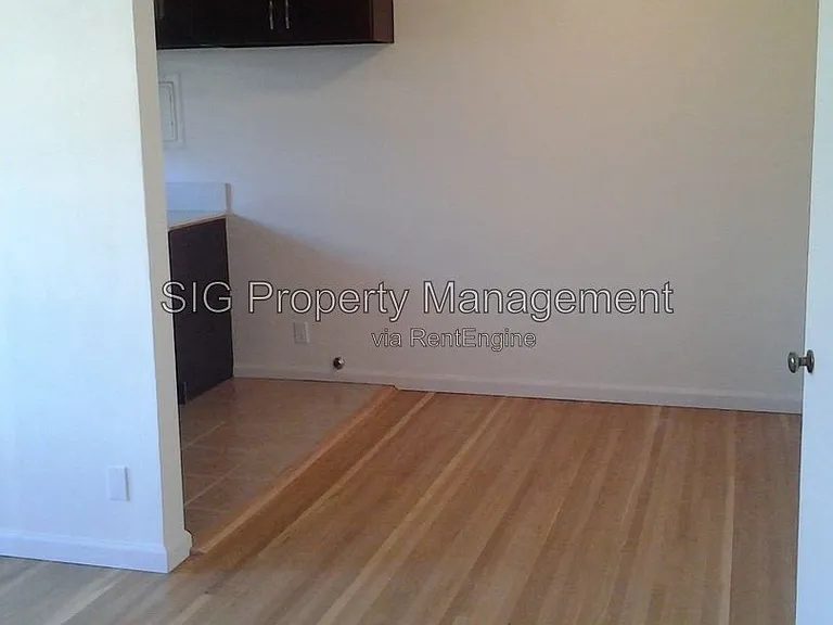 1702 W Victory Blvd — Photo 3