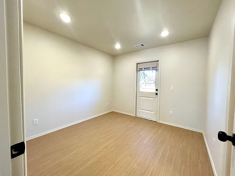 2604 N Center Street — Photo 17
