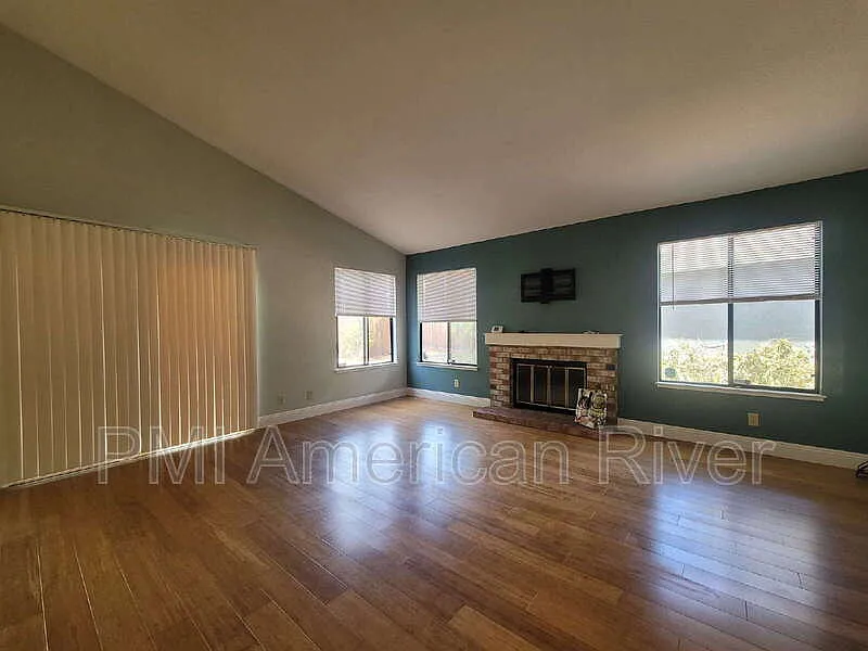 2 bed, 2.0 bath, 1184 sqft, $2,300 — Photo 2