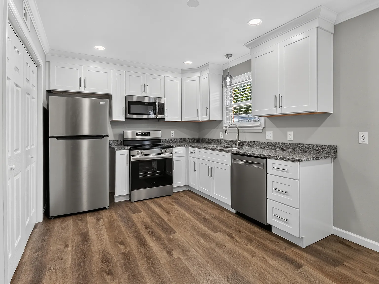 2 bed, 1.5 bath, 1000 sqft, $1,300 — Photo 3