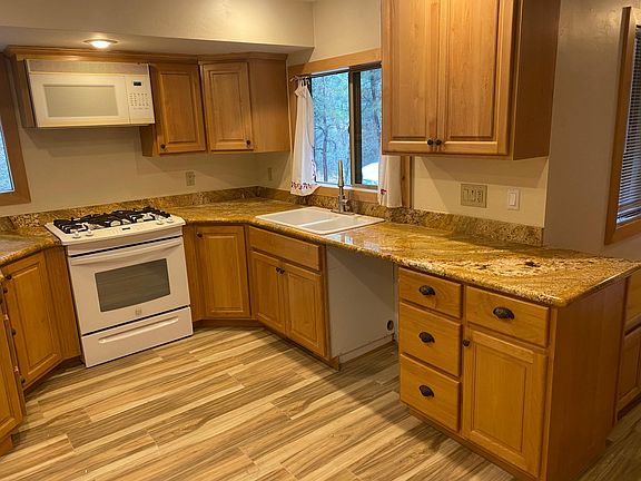 Kitchen (New dishwasher & microwave coming)