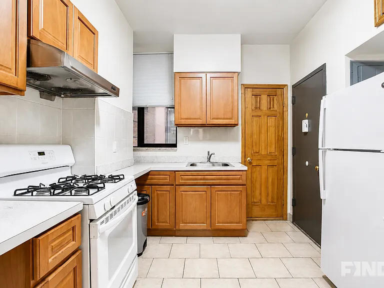 35 Henry St #2C — Photo 3
