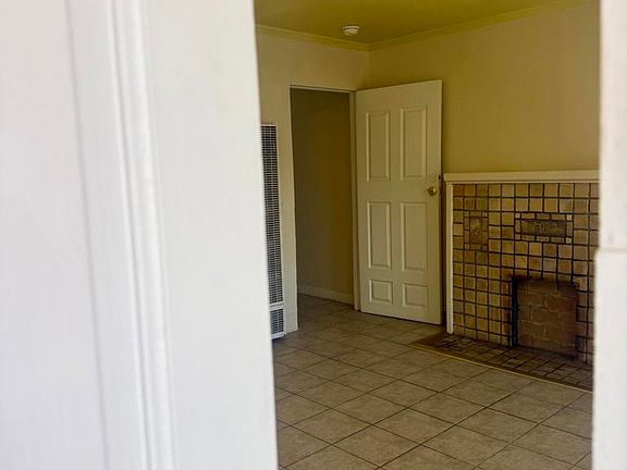 3rd image of 1176 W 38th St
