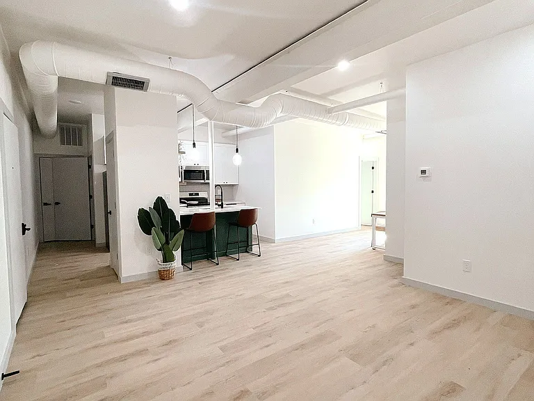 416 W Benson St #6 — Photo 2