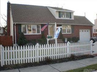245 37th St, Lindenhurst, NY 11757