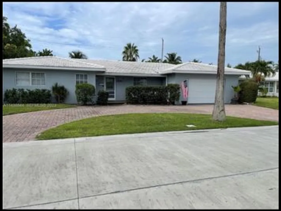 1241 Manor Dr
