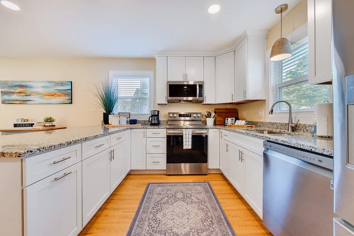 2 bed, 840 sqft, $2,200 — Photo 2
