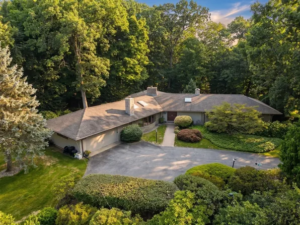 200 Crestview Cir, Longmeadow, MA 01106