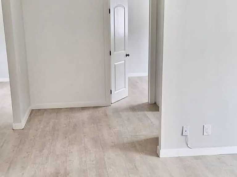 Move In Special $153 Dollars Off For The 1st 3 Months. Remodeled 3 Bedroom 1.5 Bath 2nd Floor Unit. — Photo 5