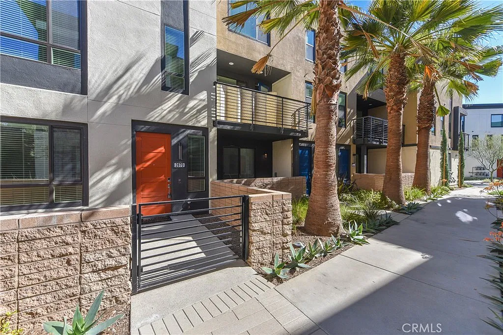 4 bed, 3.5 bath, 2030 sqft, $4,500 — Photo 3