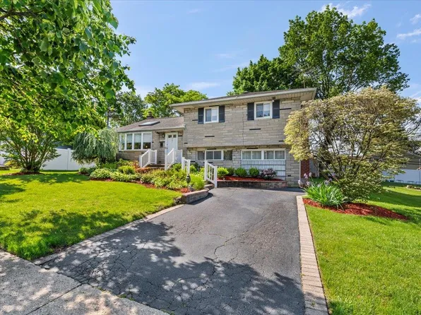 11 Halcourt Drive, Plainview, NY 11803