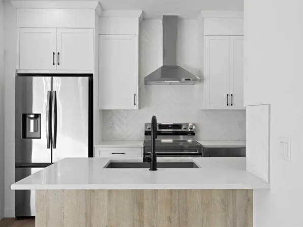 2226 S Bayview Dr SW, Airdrie, AB T4B 5N4