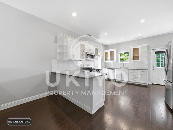 5th image of 1123 30th St #1