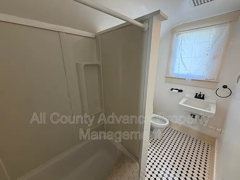 912 Pine St — Photo 10