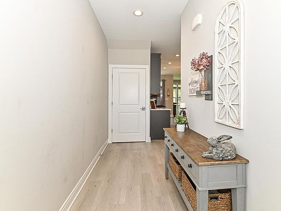 3rd image of 405 Falcon Ridge DRIVE #25