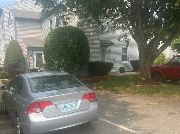 1 Willow Glen Cir, Warwick, RI 02889