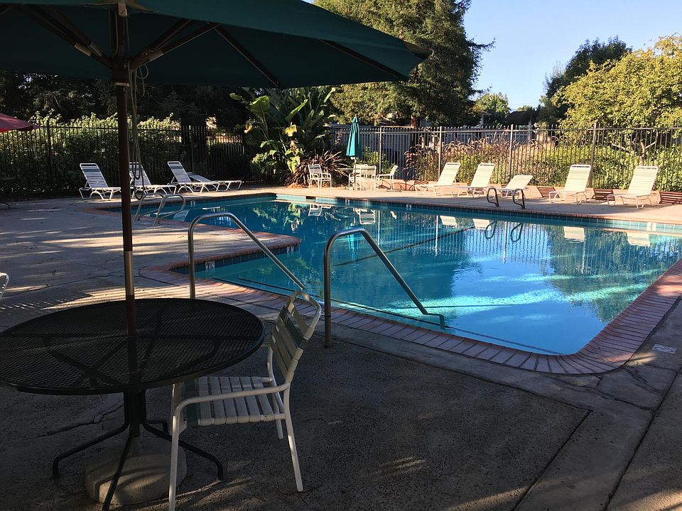 Private Pool And Spa Located Conveniently Located Near Townhouse