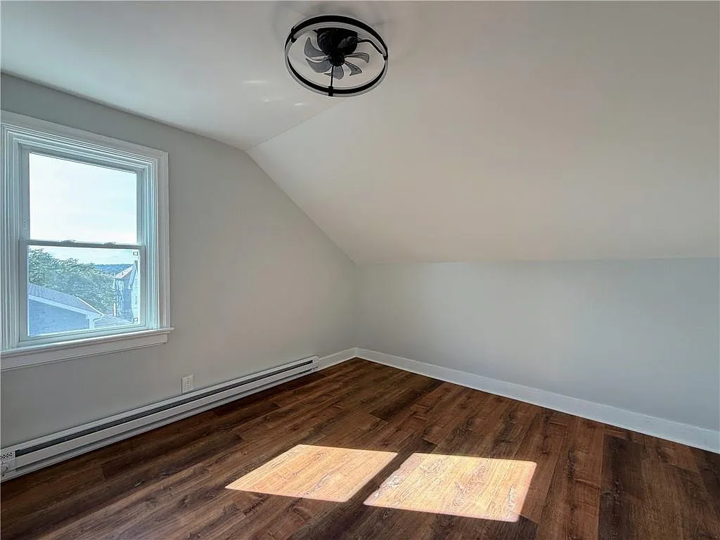 3 bed, 1050 sqft, $2,500 — Photo 3