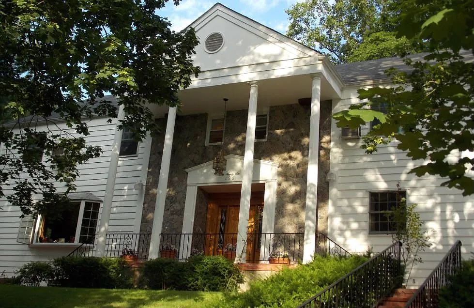 196 Oakland Ave photo 1