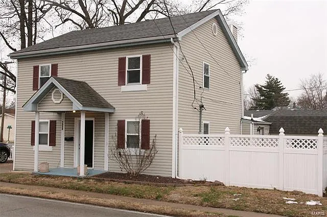 208 E Center St photo 1