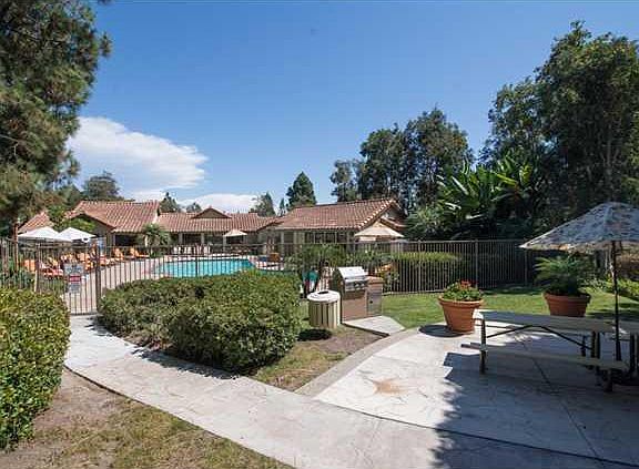 Community BBQ and picnic area right next to the pool and hot tub