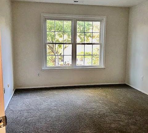 5th image of 18 Evergreen Dr APT 28