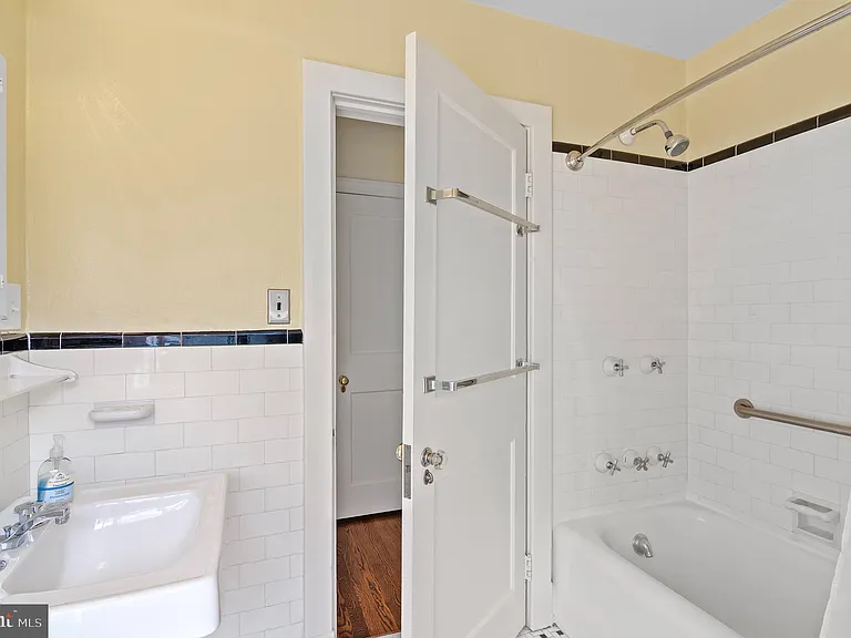 7704 Crossland Rd — Photo 34