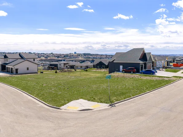 4407 Elk Ridge Dr, Bismarck, ND 58503