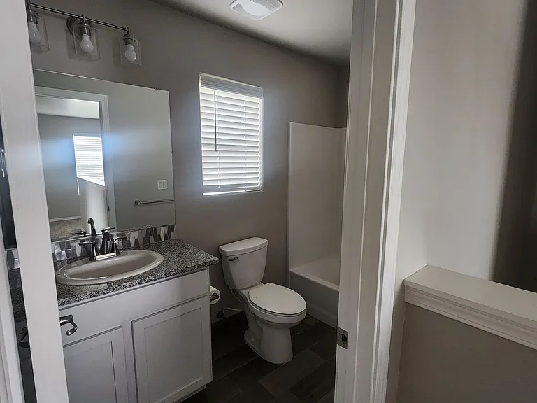 852 Valencia — Photo 15