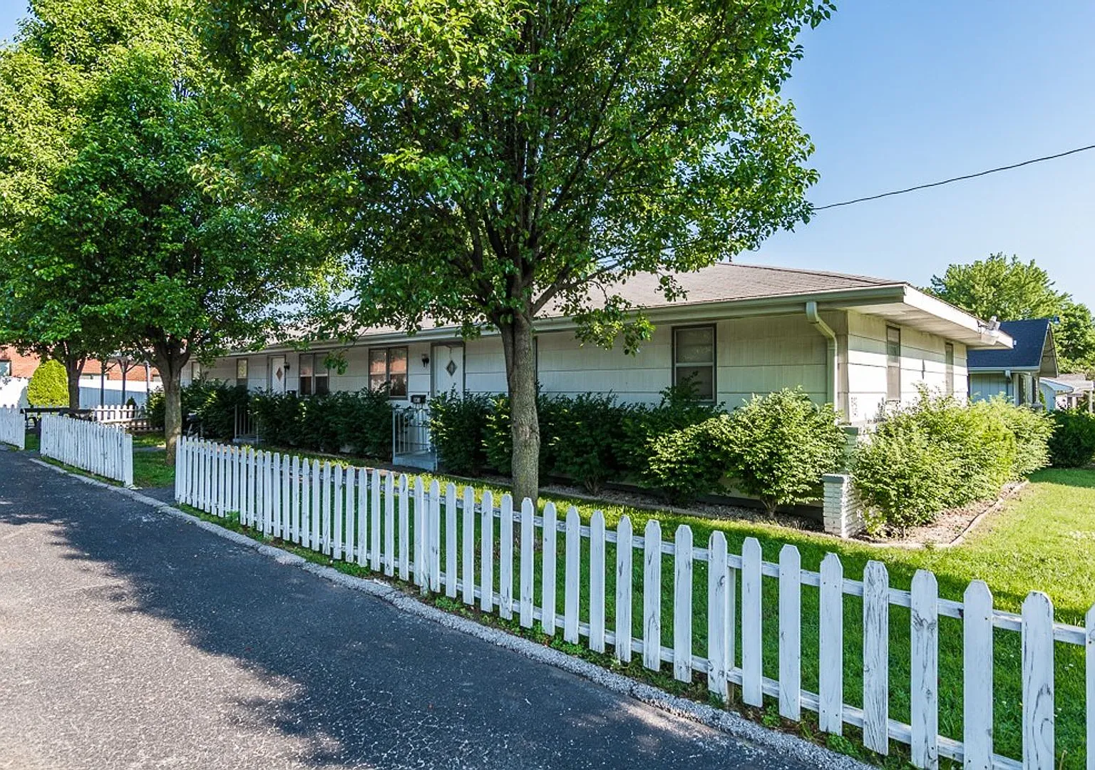 Leasing — Photo 1