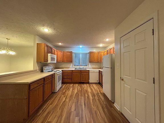 4th image of 709 S Stoney Brook Dr