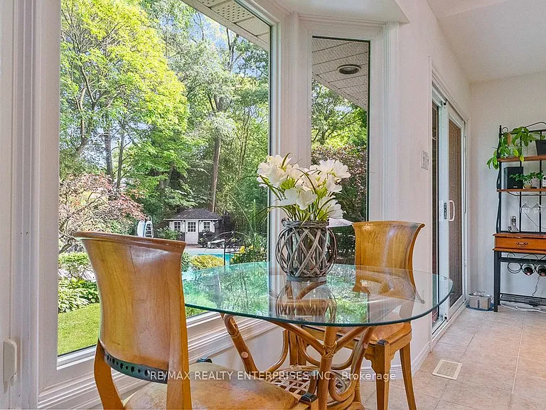 1373 Queen Victoria Ave — Photo 13